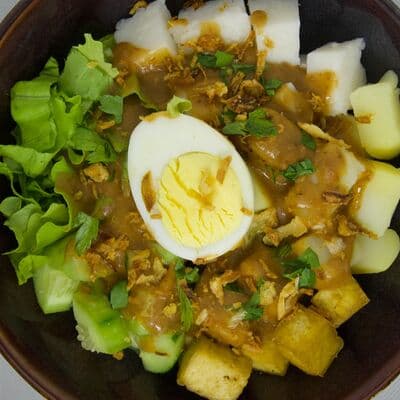 Балийский салат с арахисовым соусом 